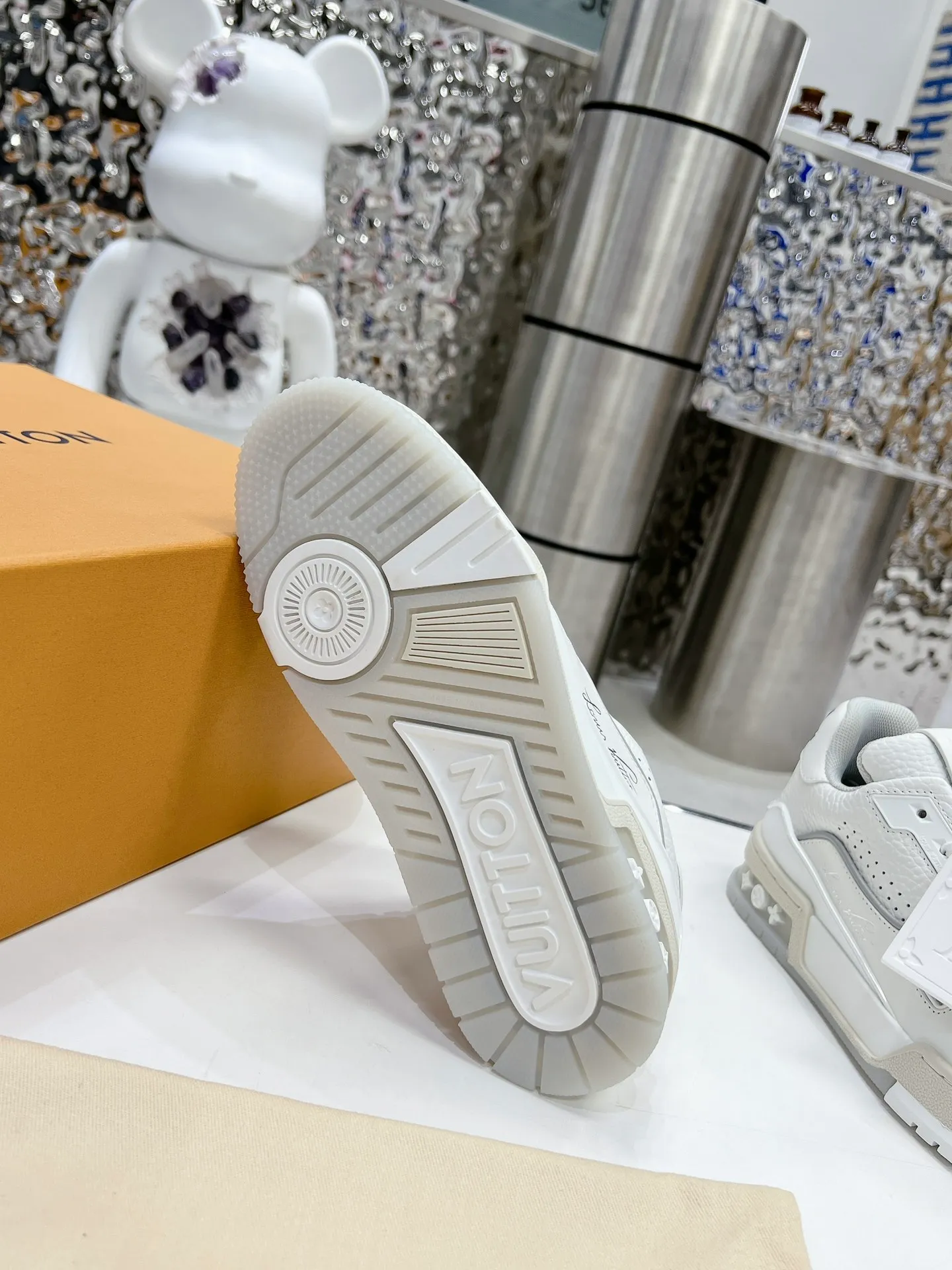 👟👟Ex-factory price 840👟👟 Women's Shoes Factory LV top version 2023 new model Purchasing quality LV~Louis Vuitton Lv TRAINER's best-looking sneakers, Donkey Brand strongly promotes new products, official website limited edition retro basketball sneakers! Both high-cut and low-cut products cost money to purchase an accurate 1:1 replica of the original version. The details are invincible and full of sincerity. The imported and customized original cowhide leather is the same as the original version. The details are 100% restored. The private model customizes the original one-piece T👟👟 ex-factory price U outsole. It is different from other brands. Without the original version, this effect cannot be achieved!    Men's and women's models 35-40 39-45 (45 and 46 are customized and cannot be returned or exchanged)